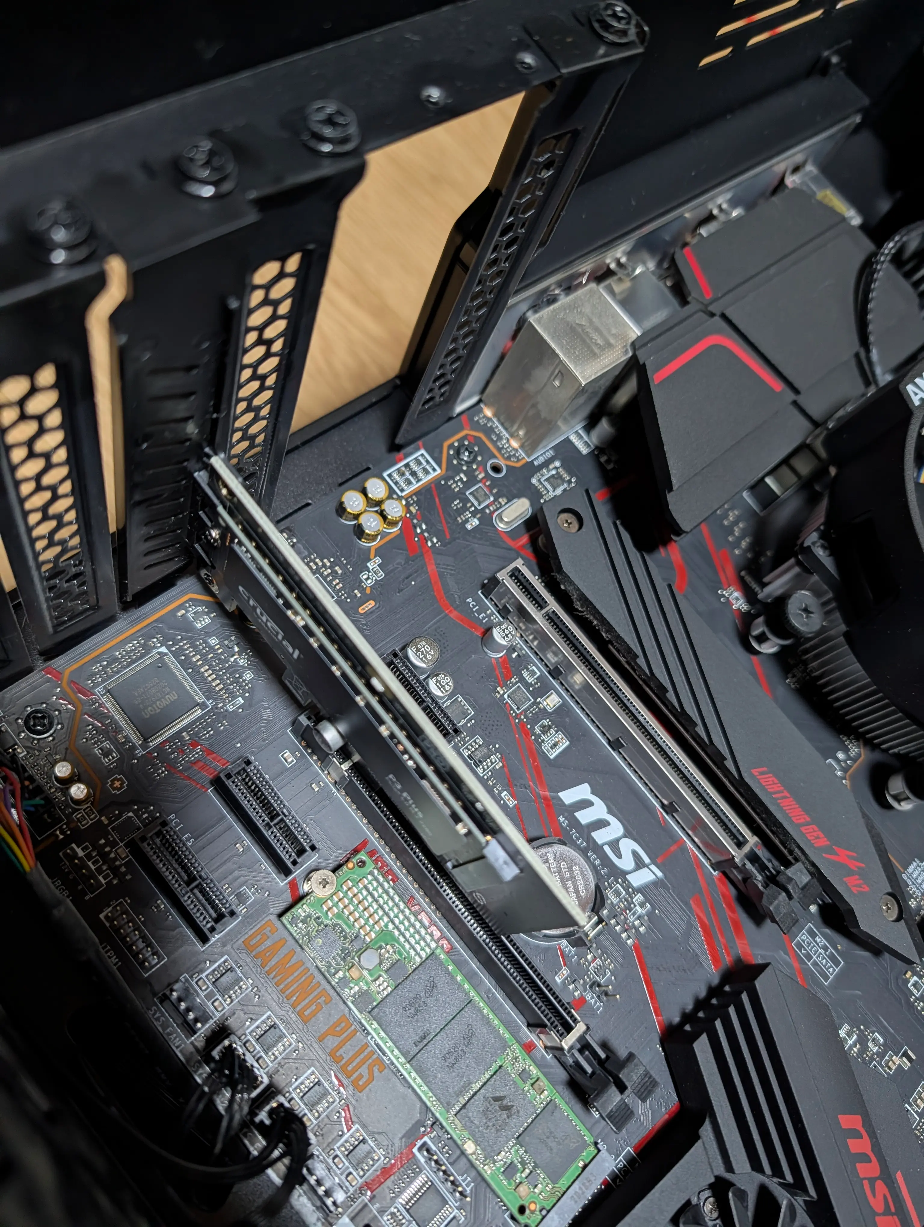 変換アダプターにSSDを取り付けた状態